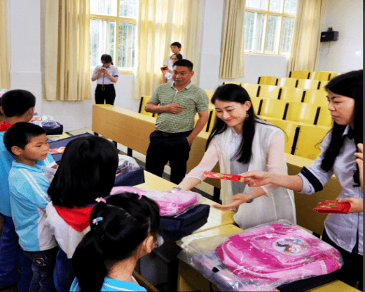 我司携手市招投标协会 爱心助学仙庾岭镇中心学校 - 公司要闻 - 湖南万达项目治理有限公司【官网】