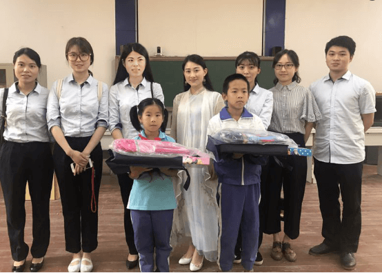我司携手市招投标协会 爱心助学仙庾岭镇中心学校 - 公司要闻 - 湖南万达项目治理有限公司【官网】