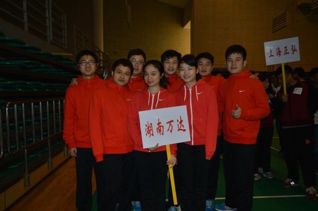 奋力拼搏，，，，，勇夺第一；；；；；；团结协作，，，，，兴我万达 ！